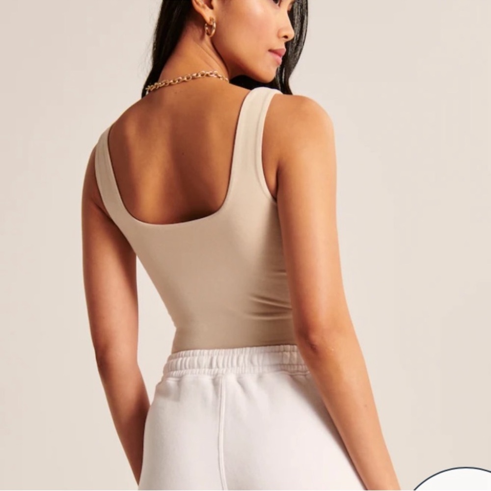 Banana Republic Factory Beige Scoop Neck Seamless Bodysuit - Picture 5 of 7